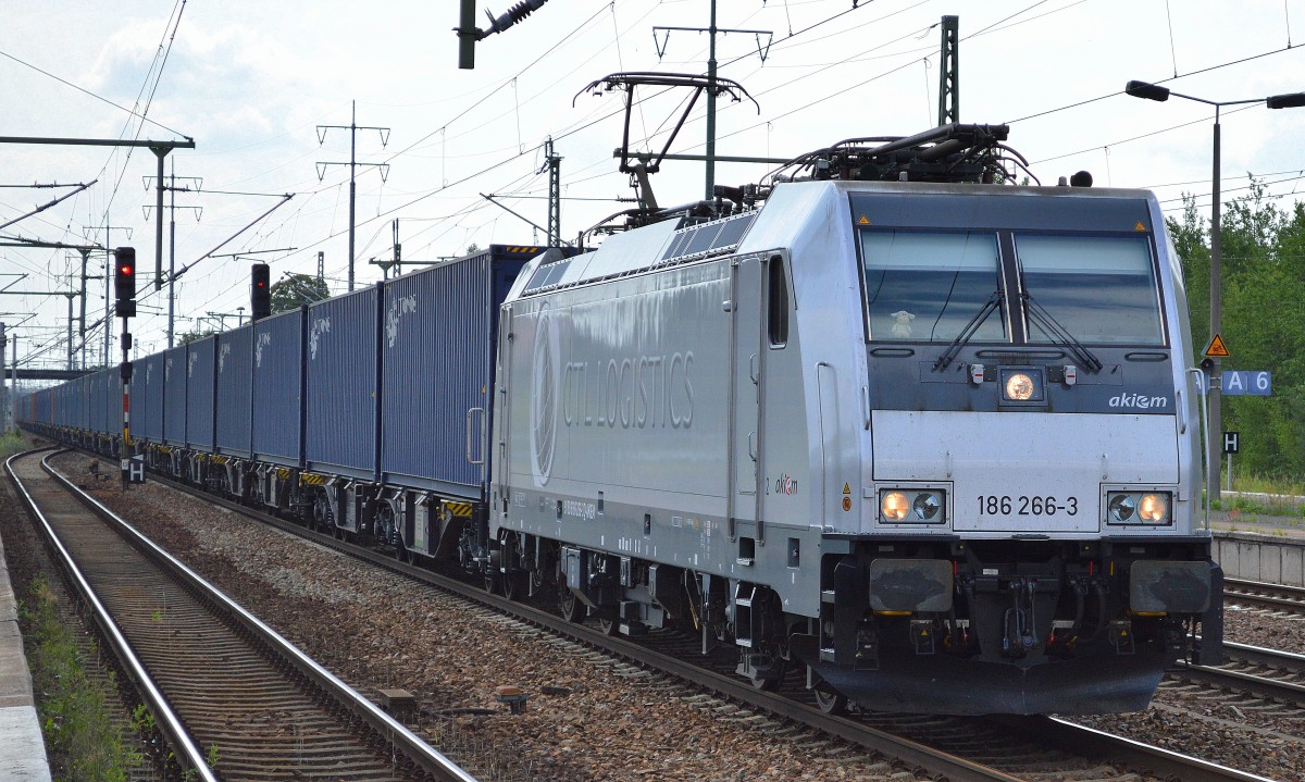Auch ganz interessant, eine Akiem-Mietlok (91 80 6186 266-3 D-AKIEM, Bombardier Bj.2014) mit CTL -Logo seitlich wie einst eine größere Anzahl MRCE 189ér auch hatte (sind inzwischen alle entfernt) jetzt aktuell also für CTL mit polnischem Containerzug bei der Durchfahrt Bhf. Flughafen Berlin-Schönefeld.