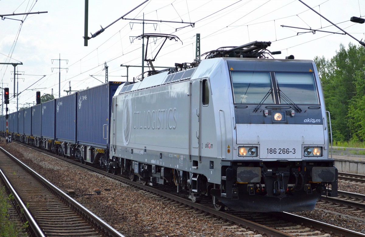 Auch ganz interessant, eine Akiem-Mietlok (91 80 6186 266-3 D-AKIEM, Bombardier Bj.2014) mit CTL -Logo seitlich wie einst eine größere Anzahl MRCE 189ér auch hatte (sind inzwischen alle entfernt) jetzt aktuell also für CTL mit polnischem Containerzug bei der Durchfahrt Bhf. Flughafen Berlin-Schönefeld.