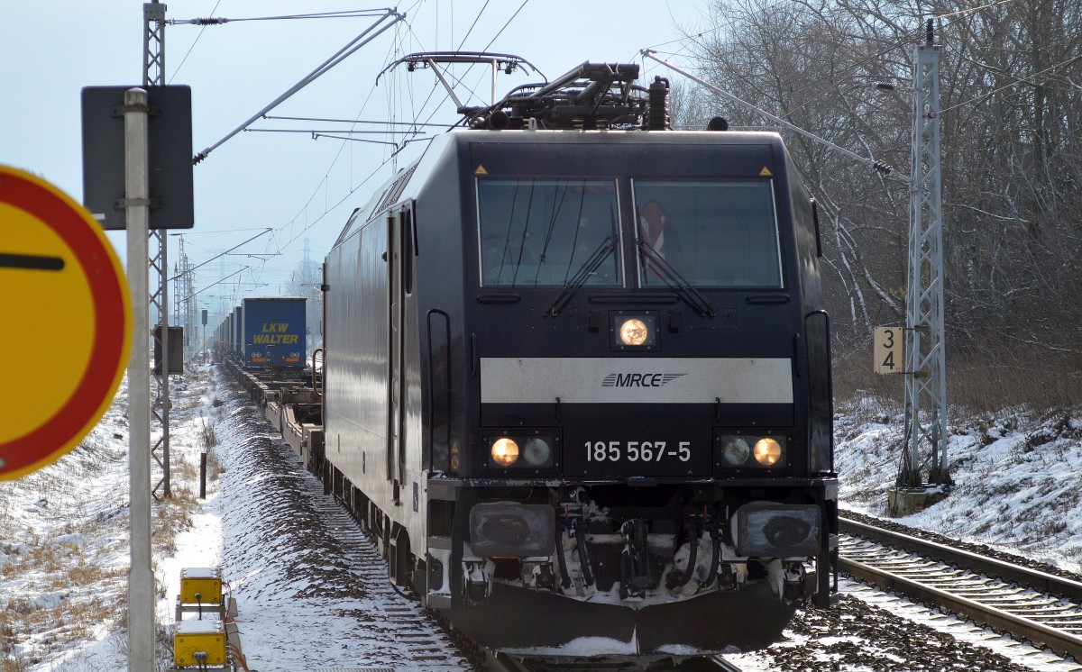 Auch heute fuhr nochmal die MRCE 185 567-5 für BoxXpress einen KLV hoch Richtung Rostock, 04.02.15 Berlin-Hohenschönhausen.