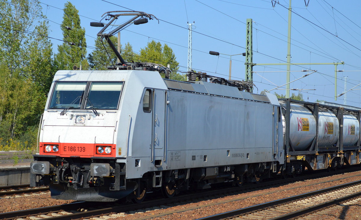 Auch eine vom inzwischen fast unendlichen Fuhrpark privat angemieteter Loks von Captrain/ITL, die E 186 139 mit einer Containerzugleistung am 08.09.16 Durchfahrt Bf. Flughafen Berlin-Schönefeld. Bei der momentanen Menge an Güterzugleistungen hier im Nordosten scheint ITL demnächst der im Moment noch führenden DB bald den Rang abzulaufen wenn man die täglichen Leistungen so beobachtet