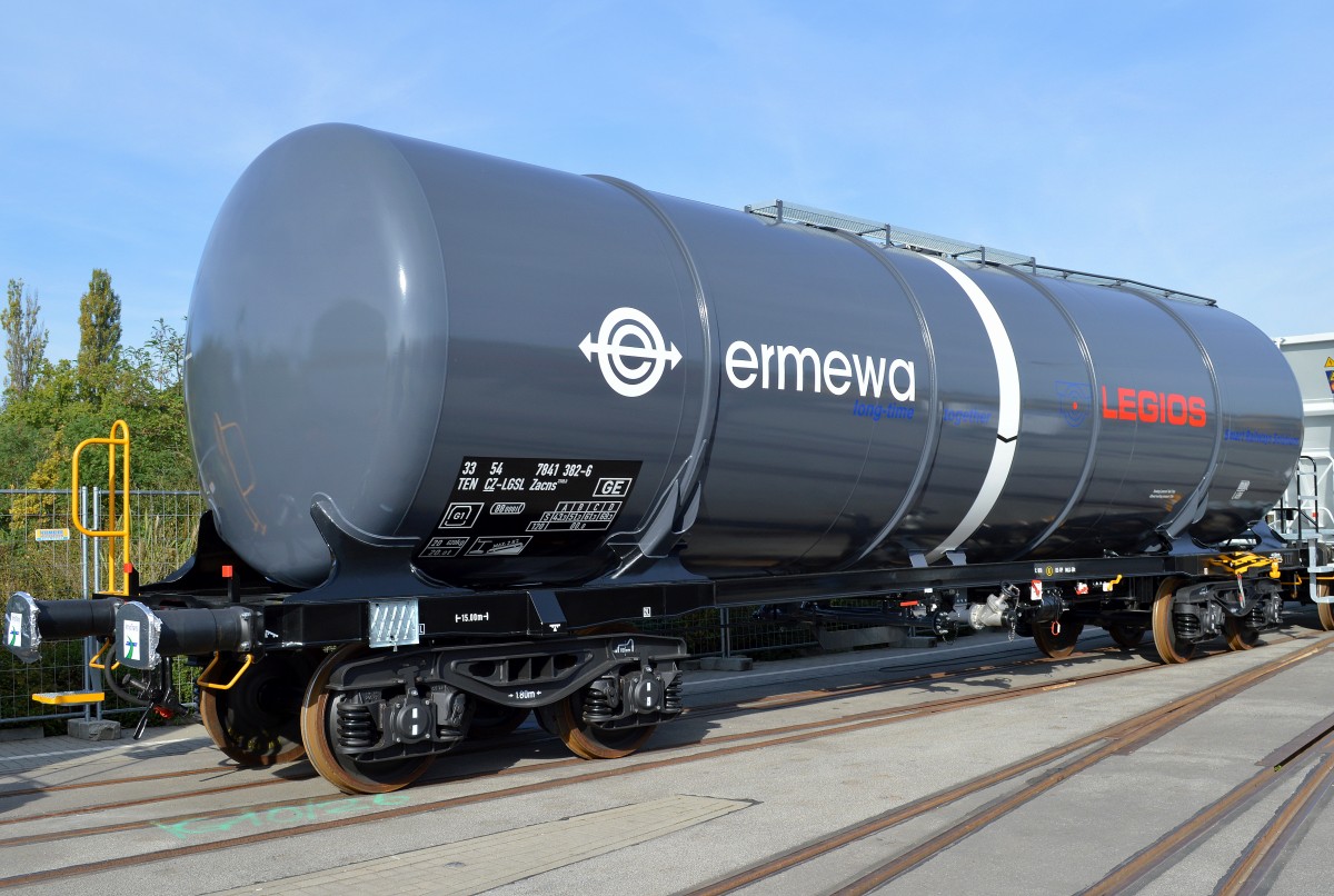 Auch dieser Kesselwagen vom Hersteller Astra Rail mit 87 Kubikmeter Fassungsvermögen für den Wageneinsteller ERMEWA vermietet an die Fa. LEGIOS mit der Nr. 33 TEN 54 CZ-LGSL 7841 382-6 Zacns 3108.0 wurde auf der Inno Trans Berlin präsentiert, 28.09.14 