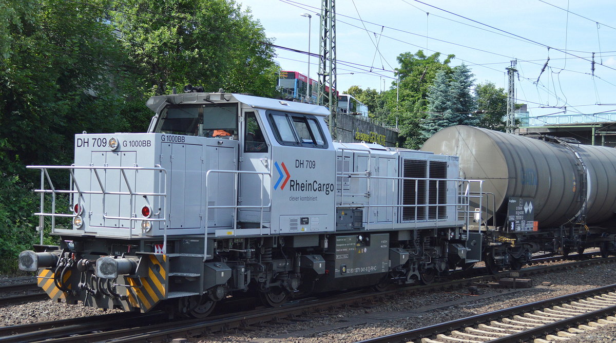 Auch RHC hat für Rangierdienste innerhalb des Hamburger Hafens eine Rangierlok in eigenen Diensten vor Ort, ich sehe diese kleine vossloh G 1000BB zum ersten Mal, es handelt sich um die Lok DH 709 (92 80 1271 041-6 D-RHC) mit einem langen Übergabe-Kesselwagenzug am 20.06.17 Bf. Hamburg-Harburg.