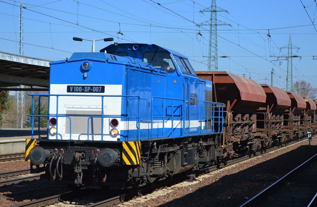 Auch die SLG V 100-SP-007 (203 409-8) war heute wieder im Reigen der Bauzüge mit den Schotterwagen der hvle unterwegs, 28.03.17 Bf. Flughafen Berlin-Schönefeld.