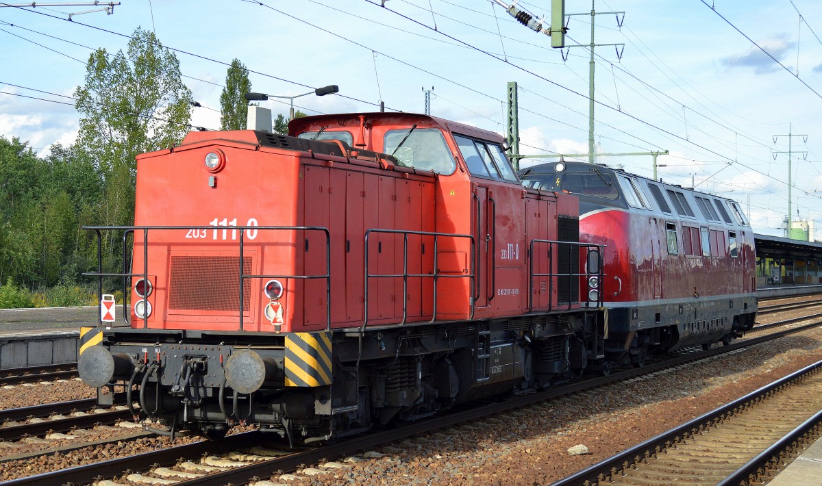 Auch überraschend war das diese 203 111-0 (92 80 1203 111-0 D-EBM, LEW Bj.1974) die sich am Haken von 221 145-5 befand, sie ist an die Rail Cargo Carrier vermietet, 25.09.15 Durchfahrt Bhf.Flughafen Berlin-Schönefeld.