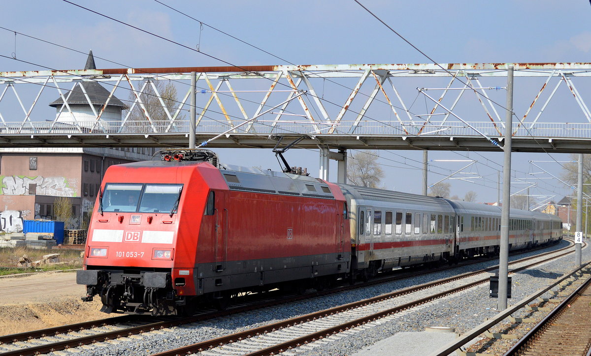 Auch zwei IC Züge leer konnte ich heute Vormittag auf der Neubaustrecke Berlin-Lichtenberg-Grünauer Kreuz beobachten, hier 101 053-7 mit IC-Wagengarnitur, nur einen von den inzwischen immer noch sehr selten auf der Strecke verkehrenden Güterzüge blieb heute leider aus, Betriebsbahnhof Berlin-Schöneweide 13.04.16