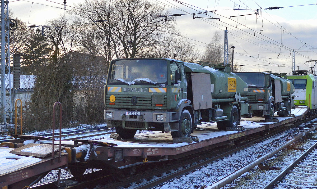 Auf einer Flachwageneinheit mit abgesenktem Fußboden vom Typ Laads von TRANSWAGGON (23 RIV 80 D-TWA 4313 330-1 Laads 800 B) befinden zwei ältere französische Armee-Tanklaster von Renault, auf der Front die Bezeichnung C 36? und auf dem Tank die Bezeichnung F-34 also eine Kerosincodierung, am 16.01.17 Berlin-Hirschgarten. 