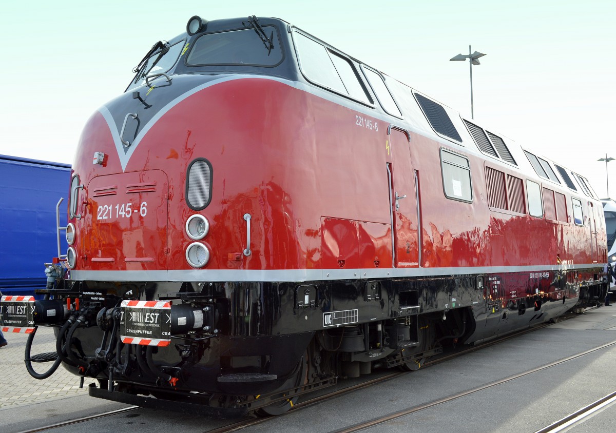 Auf Hochglanz gebracht und remotorisiert und trotz seitlicher Delle ein optischer Genuß, 221 145-6 (92 80 1221 145-6 D-PEG) auf der Inno Trans 2014 am 24.09.14 