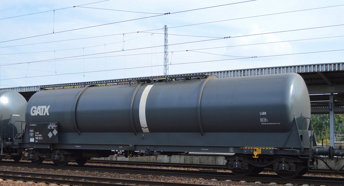 Auffällig länger und mit mehr Fassungsvolumen, dieser GATX Kesselwagen mit deutscher Registrierung mit der Nr. 33 RIV 80 D-GATXD 7868 521-5 Zacs (Biodiesel) am 16.09.16 Bf. Flughafen Berlin-Schönefeld.