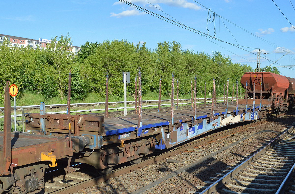 Auffällig langer Drehgestell-Flachwagen mit Rungen vom Einsteller TOUAX mit der Nr. 83 80 D-TOUAX 393 1 005-0 Rbkks 1 am 31.05.17 Berlin-Hohenschönhausen.