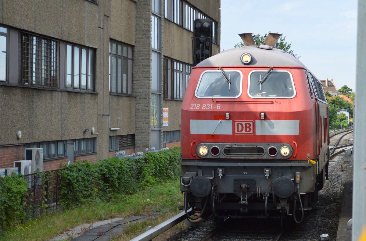Aufgrund eines Weichenstellproblems fuhr heute Vormittag die 218 831-6 direkt durch den S-Bhf. Berlin-Lichtenberg um zum Rangiergelände zu gelangen um DB-CNL Nachtwagen abzuholen Richtung Berlin Warschauer Str., 07.07.14