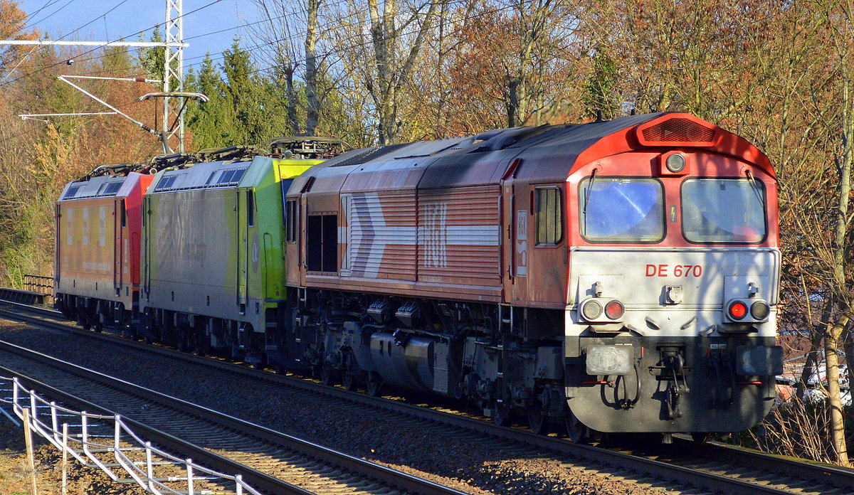 Aufgrund der Sonne lässt sich nur der Nachschuss positiv verwerten von dem RHC Lokzug am Nachmittag gezogen von 185 586-5 befinden sich am Haken 119 005-6 + DE 670/266 070-2 Richtung Stendell am 28.11.16 Röntgental bei Berlin.