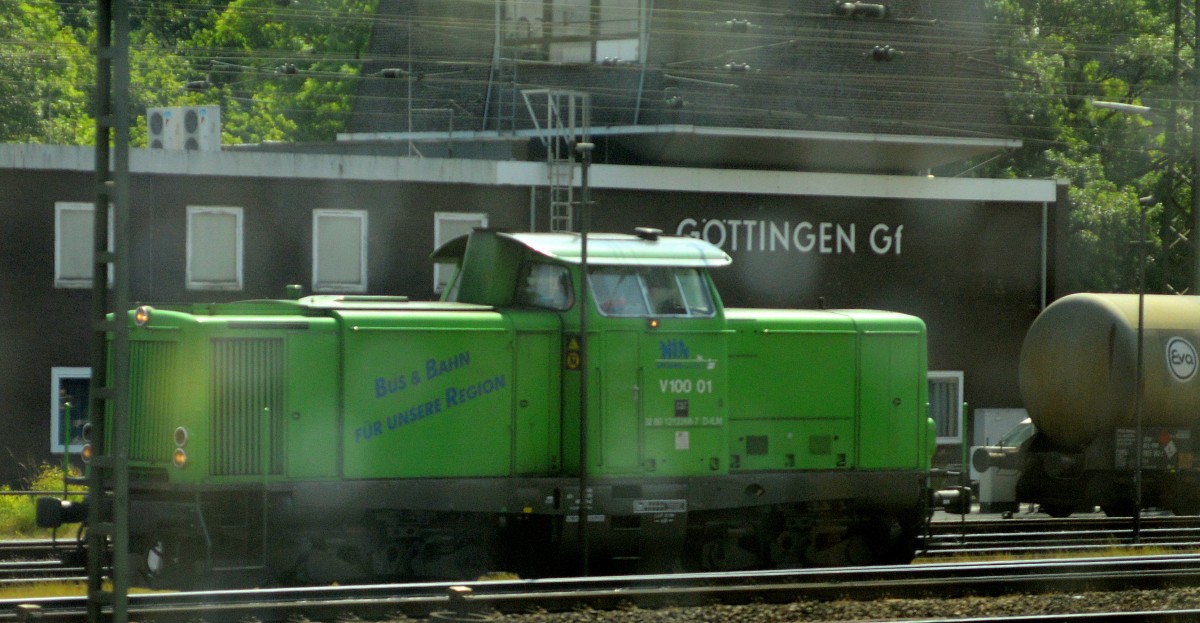 Aus dem ICE gesichtet die grüne V100 01 (92 80 1212 268-7 D-ILM, MaK Bj.1965) der Ilmebahn GmbH am 03.06.14 Göttingen Gf.