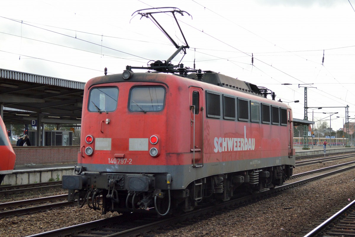 Aus rückwärtiger Perspektive, die 140 797-2 (91 80 6140 797-2 D-LDS) wird von der Fa. Logistik Dienstleistung und Service GmbH betrieben und verkehrt, siehe auch seitliches Logo für die Fa. Schweerbau um deren Fuhrpark zu transportieren, 01.12.15 Bhf. Flughafen Berlin-Schönefeld.