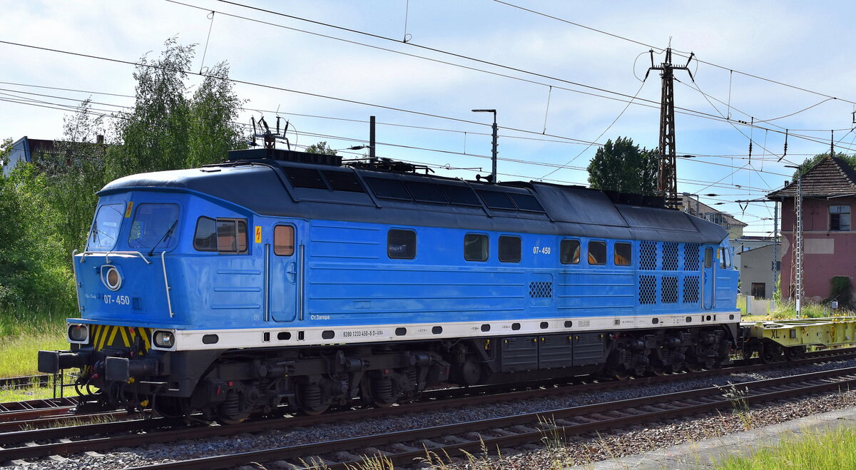 Bahnbetrieb Gera GmbH, Gera mit ihrer  07-450  Name:  Blue Lady  (NVR:  92 80 1233 450-6 D-GERA ) und einem Ganzzug GATX Containertragwagen (leer) am 21.05.25 Höhe Bahnhof Frankfurt/Oder.