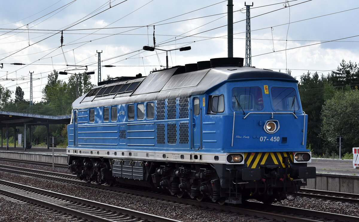 Bahnbetrieb Gera GmbH, Gera mit ihrer  07-450  Name:  Blue Lady  (NVR:  92 80 1233 450-6 D-GERA ) am 20.08.25 Höhe Bahnhof Schönefeld. b. Berlin.)