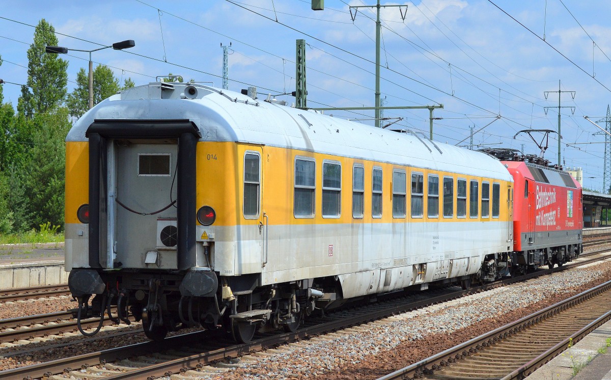 Bahndienstwagen der DB Systemtechnik München mit der Nr. 63 80 99-92 014-9 Dienst mzf 316 am Haken von 120 501-2 am 15.07.14 Bhf. Flughafen Berlin-Schönefeld.