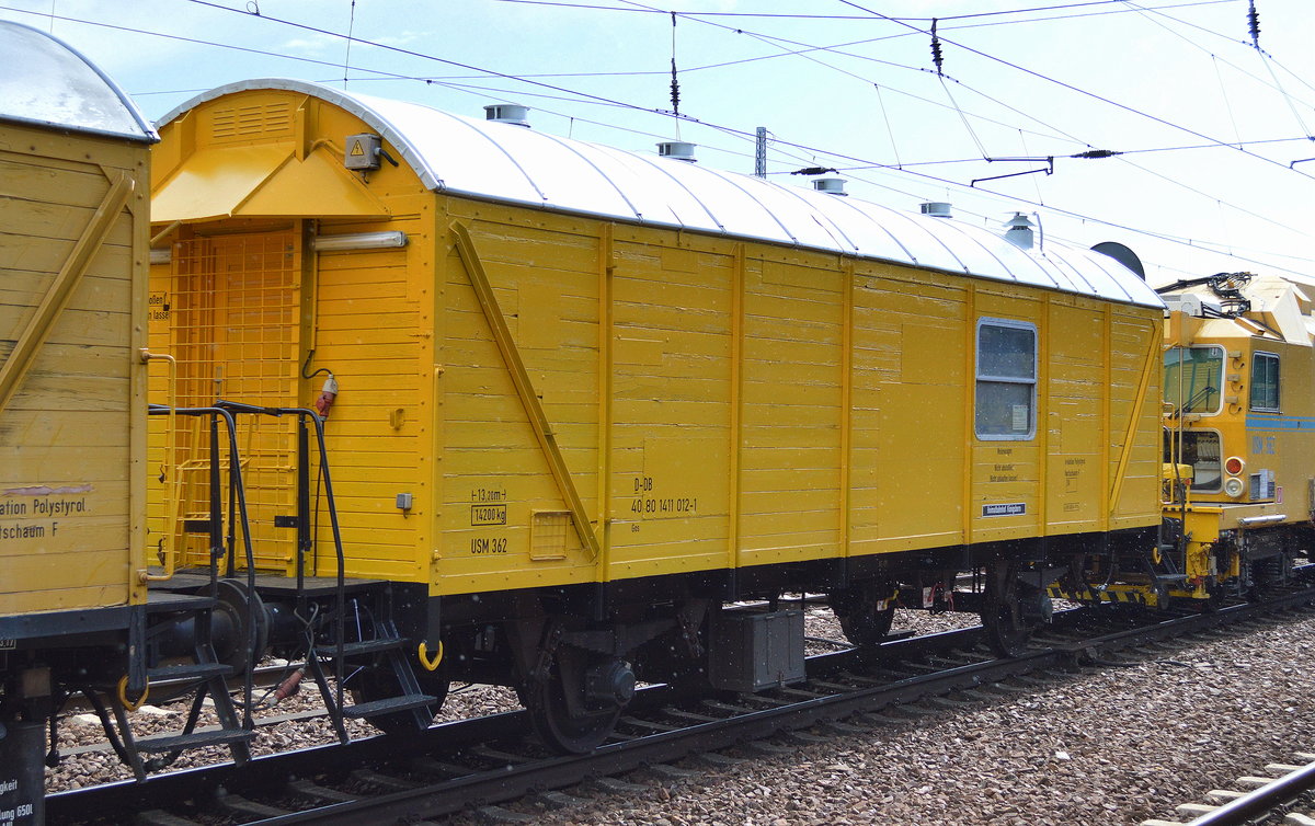 Bahndienstwagen (Wohnwagen) der DB Bahnbau Gruppe mit der Nr. D-DB 40 80 1411 012-1 Gos am 26.04.16 Bf. Flughafen Berlin-Schönefeld.
