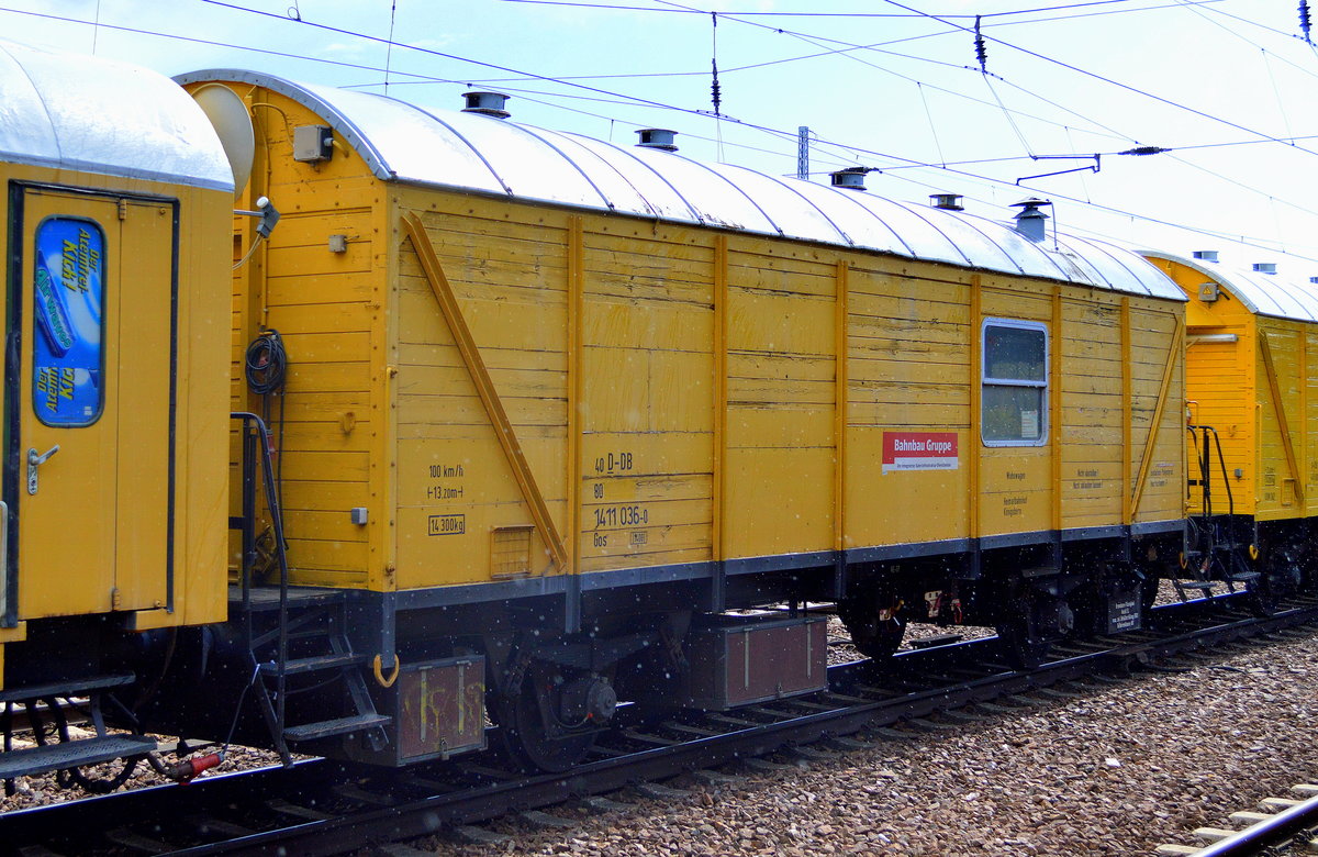 Bahndienstwagen (Wohnwagen) der DB Bahnbau Gruppe mit der Nr. D-DB 40 80 1411 036-0 Gos am 26.04.16 Bf. Flughafen Berlin-Schönefeld.