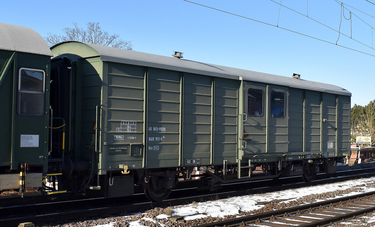 Bahndienstwagen/Sonderwagen von PRESS mit der Nr. 40 80 D-PRESS 9400 913-6 Uxx 360 im Überführungszug der  199 861-6  am 18.02.25 Höhe Bahnhof Magdeburg-Neustadt.