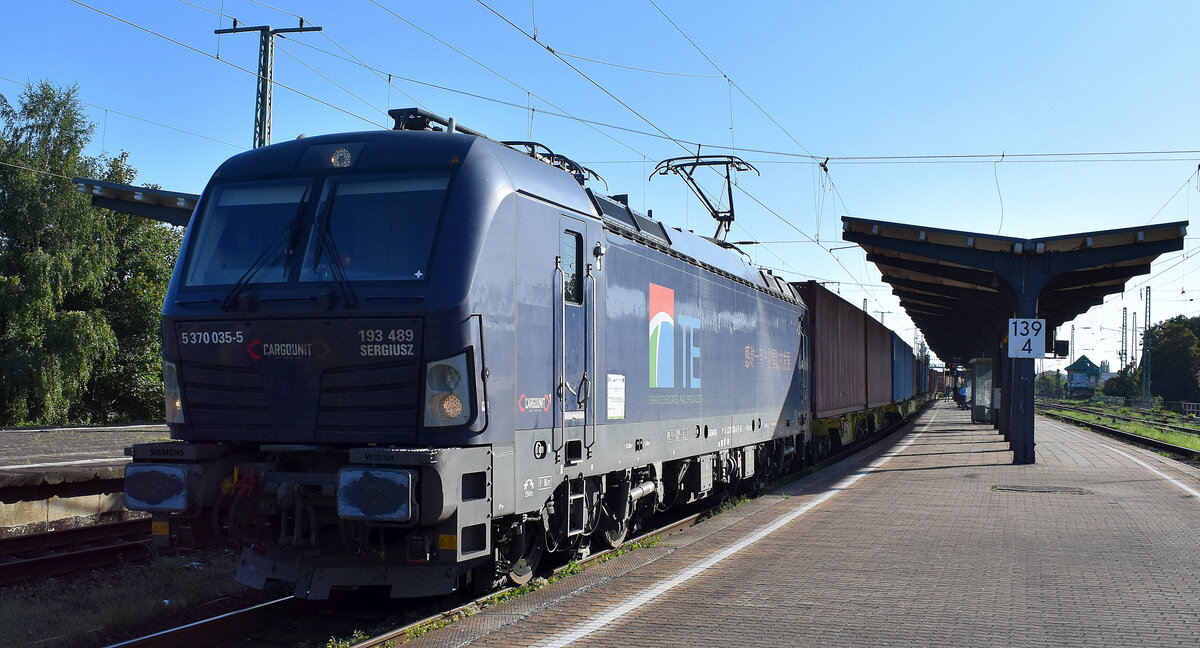 Bahnoperator Polska sp. z o.o., Małaszewicze Małe [PL] mit der geleasten Cargounut Vectron  5370 035-5 , Name:  Sergiusz  [NVR-Nummer: 91 51 5370 035-5 PL-ID] und einem Containerzug am 11.08.25 Durchfahrt Bahnhof Magdeburg-Neustadt.