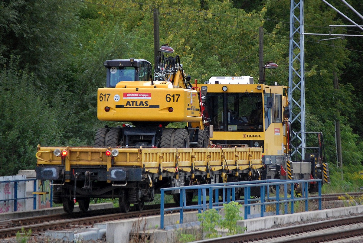 BAMOWAG 54.22 der DB Bahnbaugruppe mit Drehgestell-Flachwagen mit Mobilbagger ATLAS 160 W Richtung Innenstadt am 20.08.13 Berlin-Blankenburg.