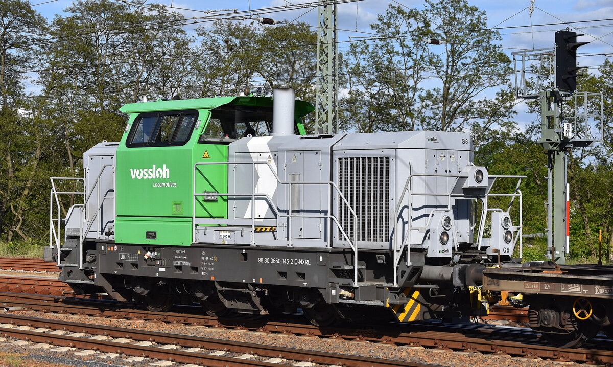 BASF Schwarzheide GmbH, Schwarzheide [D] mit der geleasten Nexrail AssetCo Sàrl vossloh G6 Lok [NVR-Nummer: 98 80 0650 145-2 D-NXRL] holt einem Containerzug aus einer Abstellgruppe am Bahnhof Ruhland Richtung BASF Werk ab, 07.05.25  