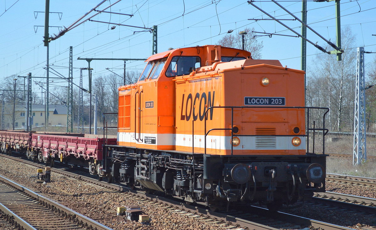 Bauzüge diktieren im Moment eine Vielzahl der täglichen Güterzugleistungen in Berlin und Umland, hier LOCON 203 (204 373-5) mit einigen Drehgestell-Flachwagen bei der Durchfahrt Bf. Flughafen Berlin-Schönefeld, 28.03.17 