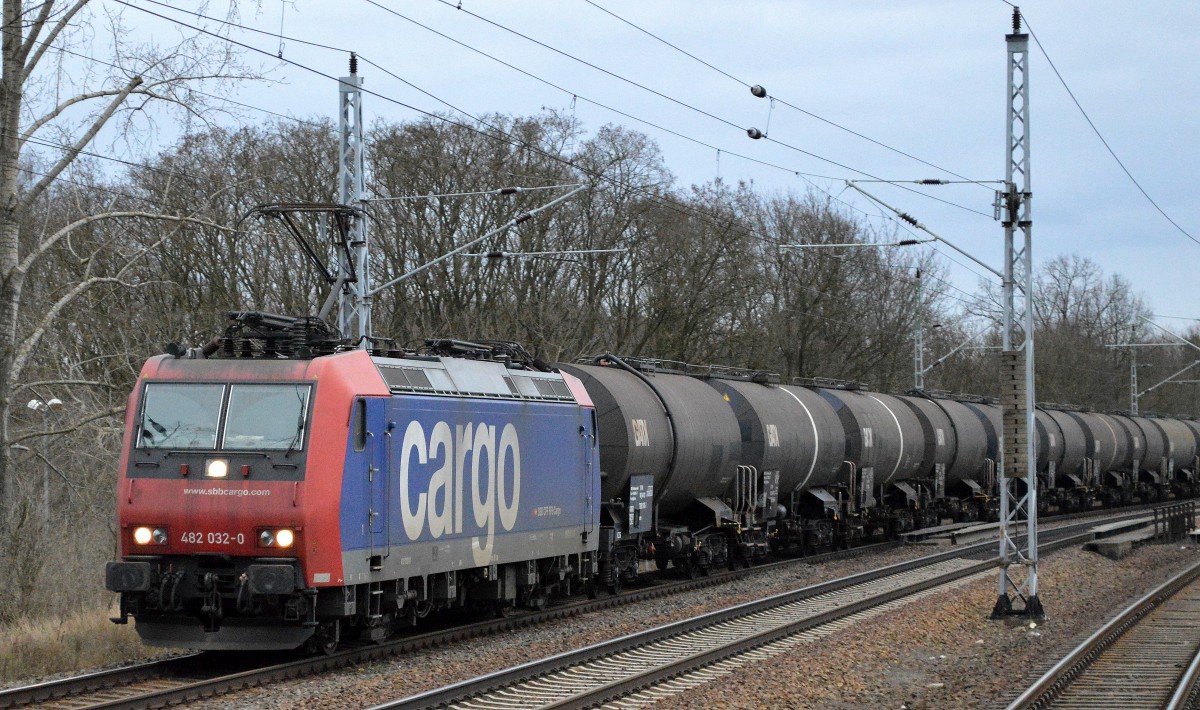 BB Cargo Mietlok Re 482 032-0 mit Heizoelkesselwagenzug Richtung Oranienburg am 09.01.15 Muhlenbeck/Mönchmühle b.Berlin.
