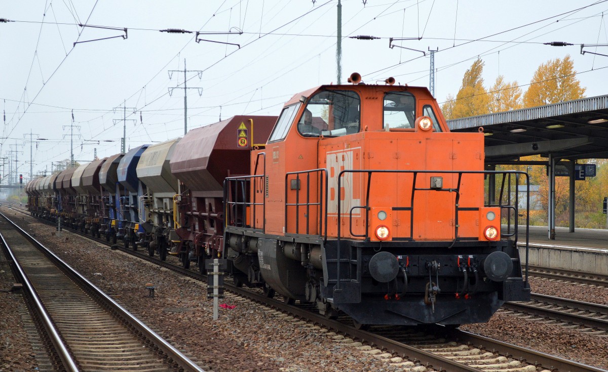 BBL 02 (214 009-3) mit einem Schotterzug am 22.10.15 Durchfahrt Bhf. Flughafen Berlin-Schönefeld.