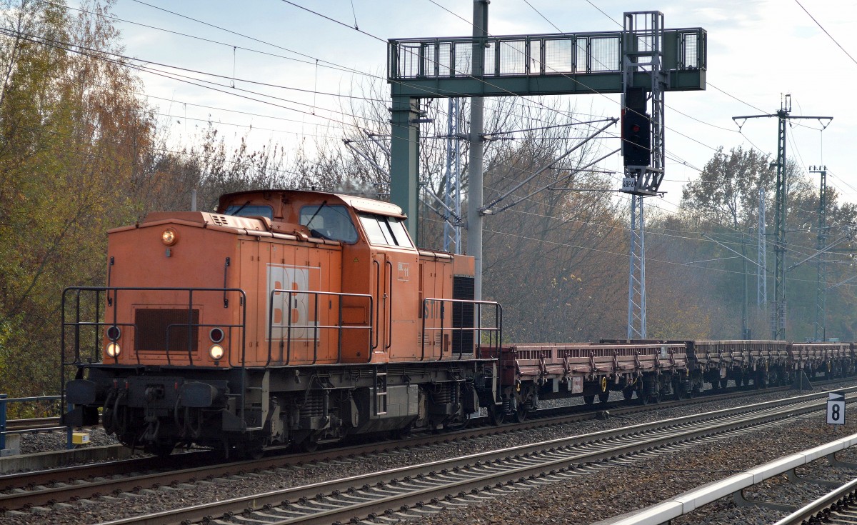BBL 11 (92 80 1203 157-3 D-BBL, Lew,Bj.1973) mit einem Zug leerer Drehgestell-Flachwagen Richtung Karower Kreuz Berlin weiter Richtung Oranienburg am 04.11.15 Berlin-Blankenburg.