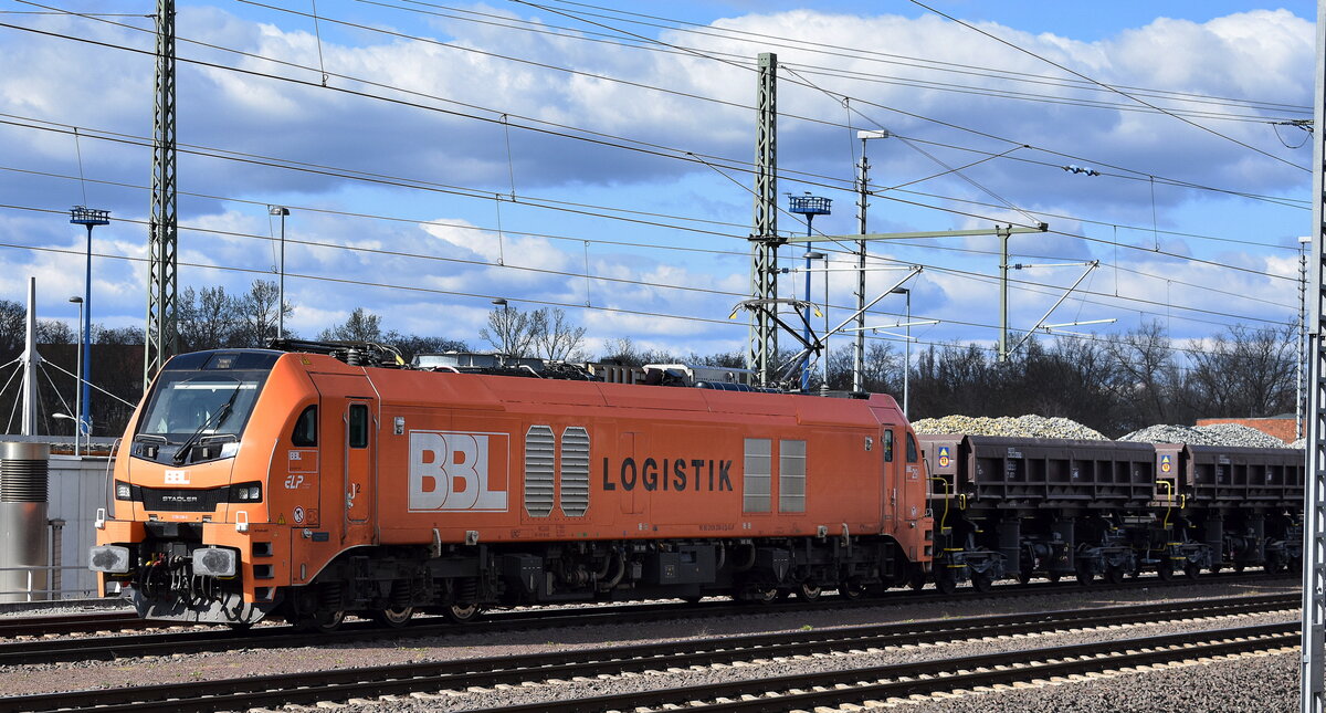BBL Logistik GmbH, Hannover [D] mit der geleasten ELP Eurodual Lok  2159 230-2  [NVR-Nummer: 90 80 2159 230-2 D-ELP] und einem Schotterzug DB Schüttgutkippwagen am 01.04.25 Höhe Magdeburg Hbf.