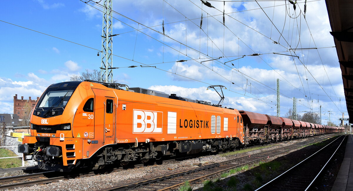 BBL Logistik GmbH, Hannover [D] mit der geleasten  ELP Eurodual Lok  BBL 30   159 252-6  [NVR-Nummer: 90 80 2159 252-6 D-ELP] und einem Schotterzug am 01.04.25 Höhe Bahnhof Magdeburg-Neustadt.