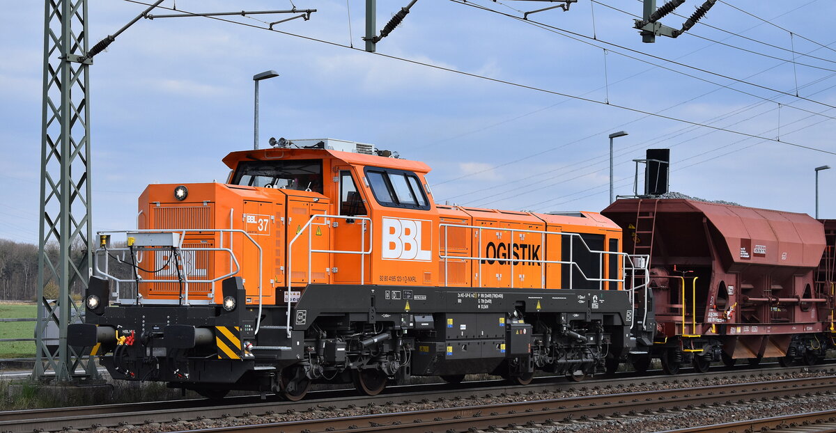 BBL Logistik GmbH, Hannover [D] mit der geleasten Nexrail AssetCo Sàrl, vossloh DE 18 LOk    BBL 37  [NVR-Nummer: 92 80 4185 123-1 D-NXRL] und einem Schotterzug Höhe Bahnhübergang Rodleben am 09.04.25