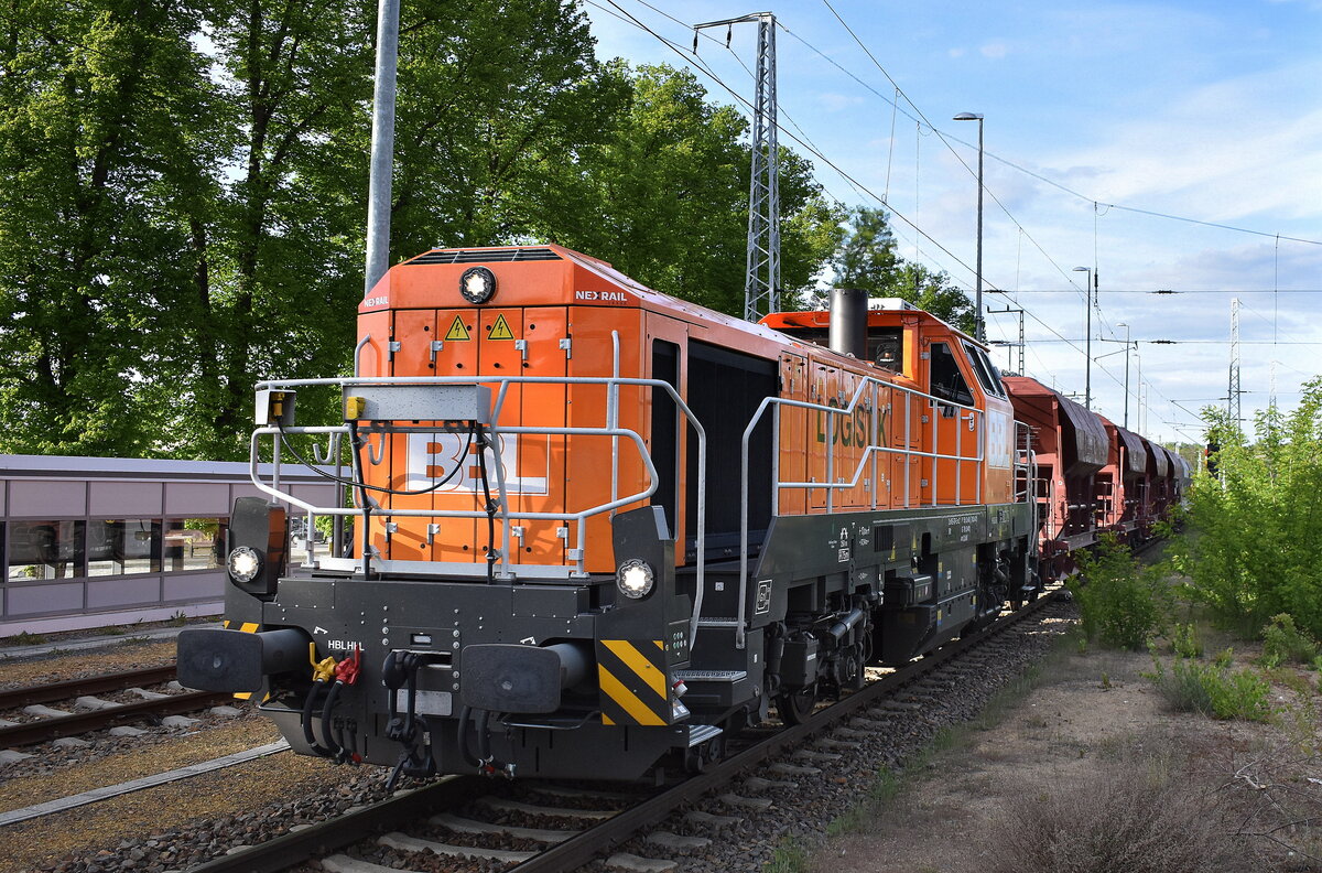 BBL Logistik GmbH, Hannover [D] mit der geleasten Nexrail AssetCo Sàrl, vossloh DE 18 LOk  BBL ??  [NVR-Nummer: 92 80 4185 ???-? D-NXRL] und einem Schotterzug (leer) Höhe Bahnhof Ruhland am 07.05.25