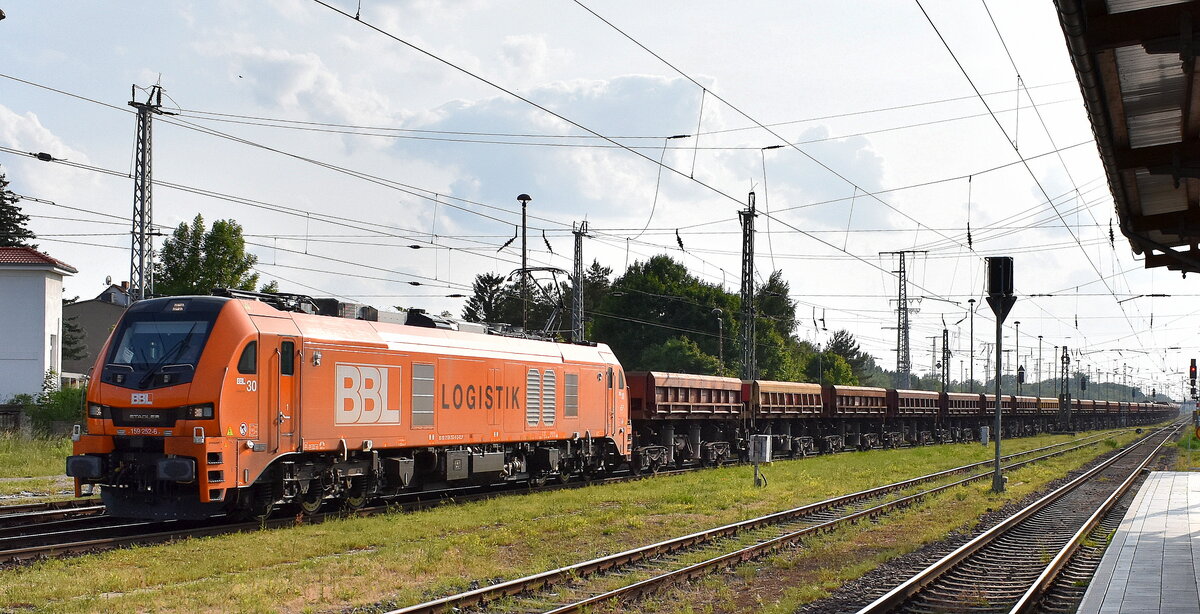BBL Logistik GmbH, Hannover [D] mit der geleasten ELP Eurodual Lok  159 252-6 / BBL 30  [NVR-Nummber: 90 80 2159 252-6 D-ELP] und einem Güterzug Schüttgutkippwagen + Selbstentladewagen  für Schotter am 03.06.25 Höhe Bahnhof Stendal Hbf.
