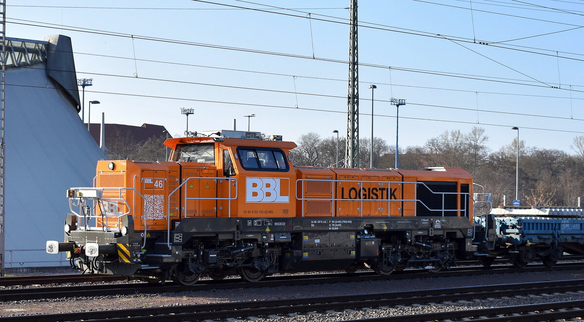 BBL Logistik GmbH, Hannover mit ihrer vossloh DE 18 Lok  BBL 46  (NVR. 92 80 4185 150-4 D-BBL ) und einigen Drehgestell-Flachwagen mit Beton-Gleisbohlen beladen. am 27.03.25 Höhe Bahnhof Magdeburg Hbf.