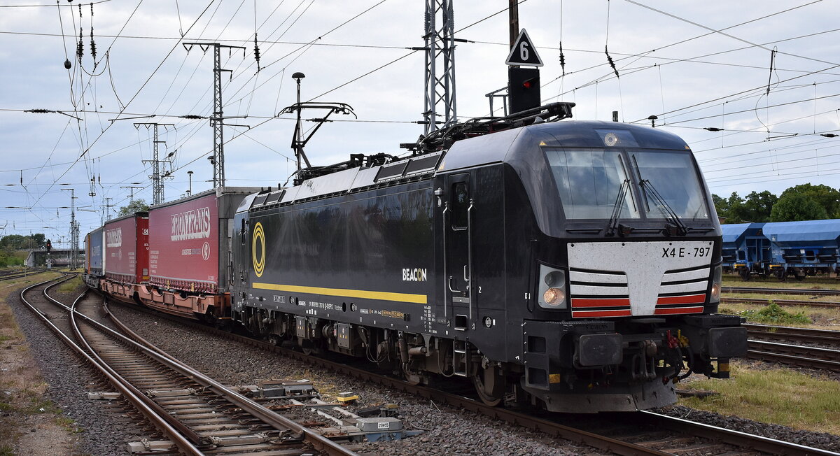 Beacon Rail Capital Europe, München [D]  mit der Vectron  X4 E - 797  [NVR-Nummer: 91 80 6193 797-8 D-DISPO], aktueller Leasingnehmer? mit einem KLV-Zug aus Polen am 27.05.25 Höhe Bahnhof Stendal Hbf.