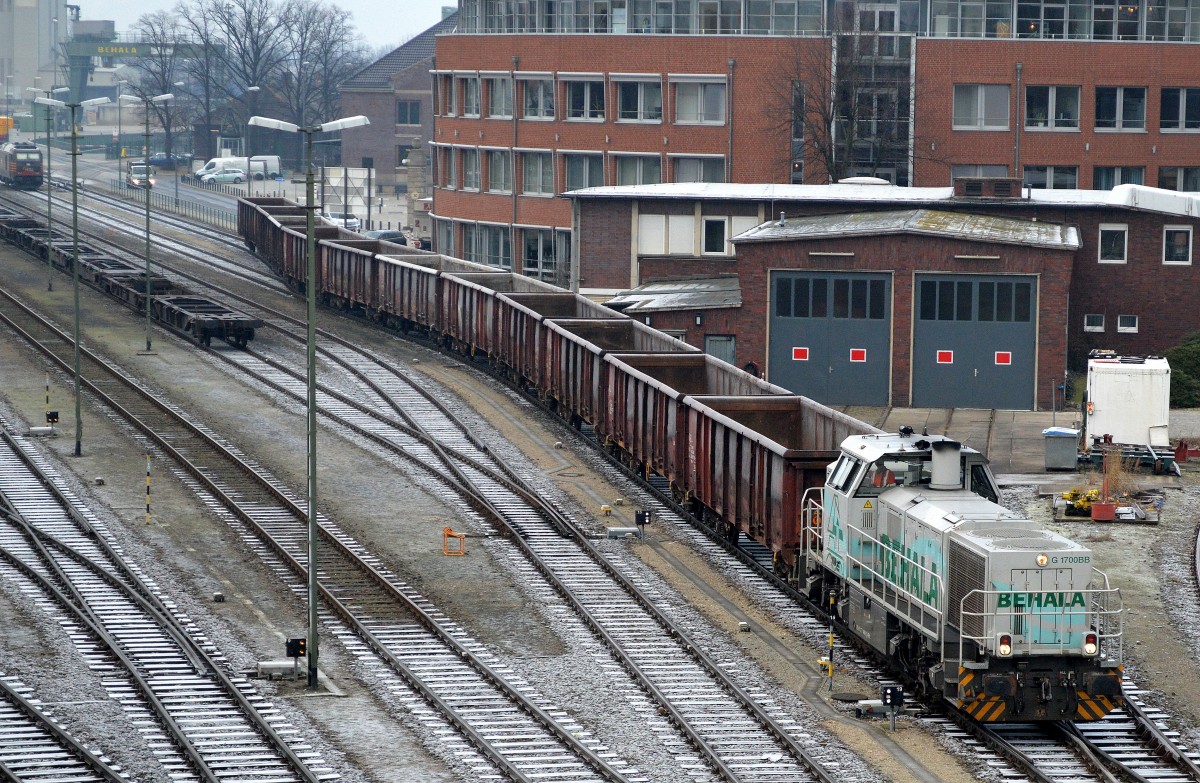 BEHALA 277 406-5 rangiert einen Leerzug offener Güterwagen zu einem Abstellort auf dem Rangiergelände im Berliner Westhafen, 19.01.15 Berlin-Putlitzbrücke.	