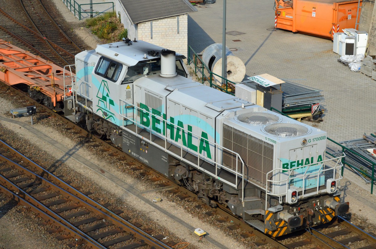 BEHALA Lok 277 406-5 rangiert leere Containertragwagen im Berliner Westhafen zum Terminal am 17.09.14 unterhalb Berlin-Putlitzbrücke.