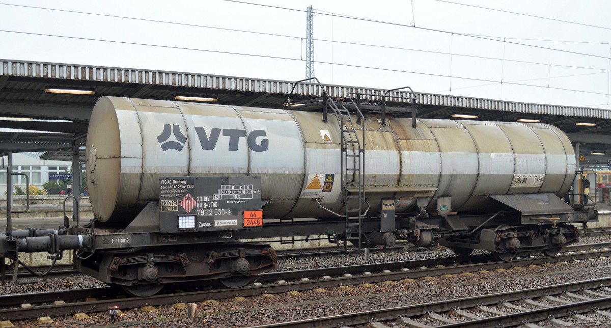 Beheizbarer Kesselwagen vom Einsteller VTG in Hamburg mit der Nr. 33 RIV 80 D-VTGD 793 2 030-9 Zacens Bf. Maschen Rbf. lt. UN-Nr. 44/2448 für den Transport von geschmolzenem Schwefel am 13.11.14 Bhf. Flughafen Berlin-Schönefeld. 