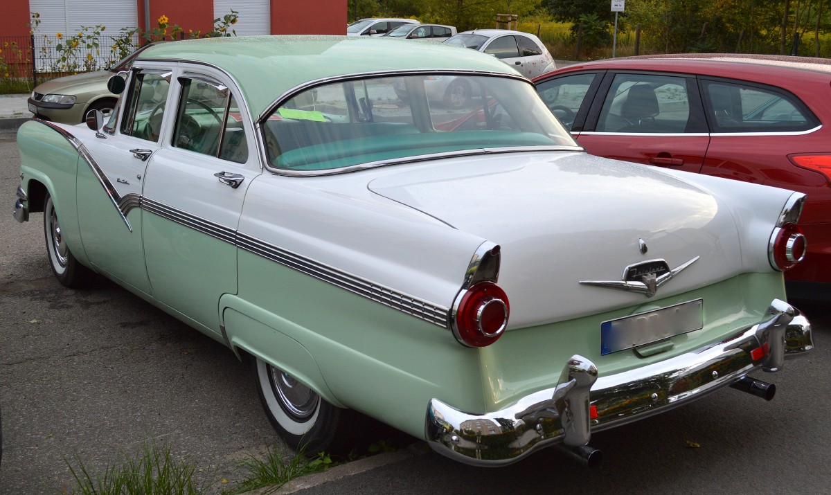 Bei 50ér Modell eigentlich genauso wichtig wie der Frontaufbau, die Heckseite des Ford Fairlane am 03.09.14 Berlin-Pankow.