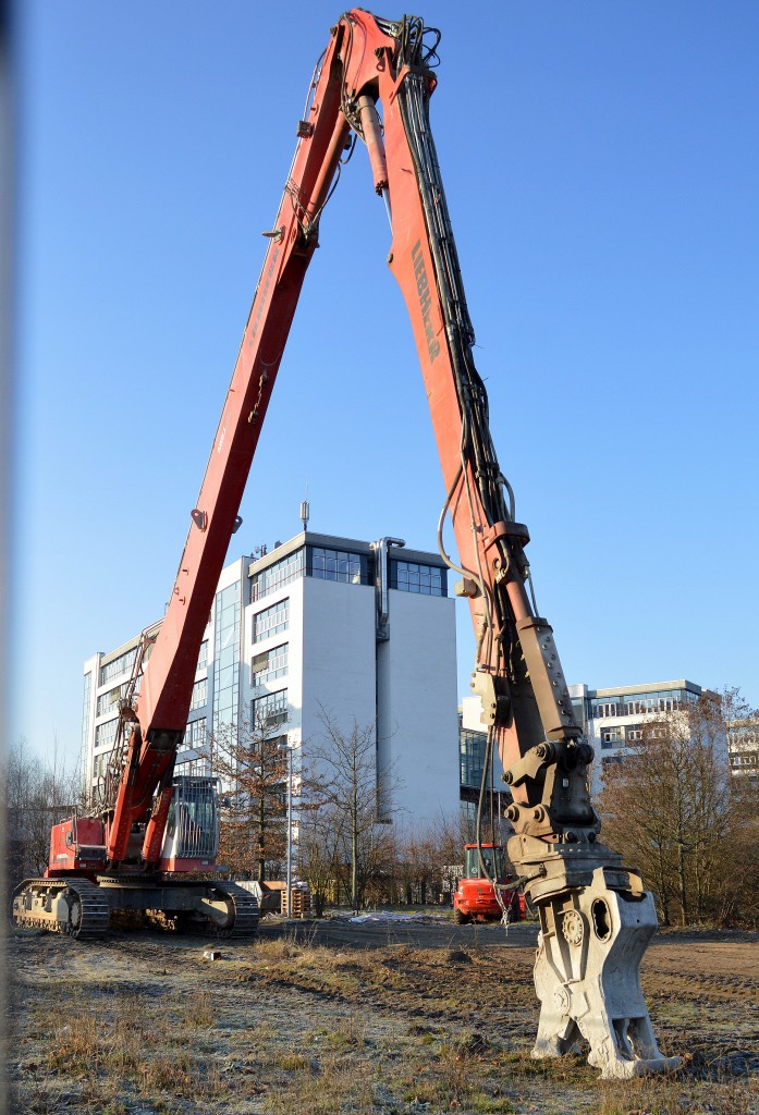 Bei Abrissarbeiten in Berlin häufig im Einsatz, der LIEBHERR 954 mit Long Front Aufsatz mit Greifzange der Entsorgungsfa. RWG I am 17.02.16 Berlin-Heinersdorf.