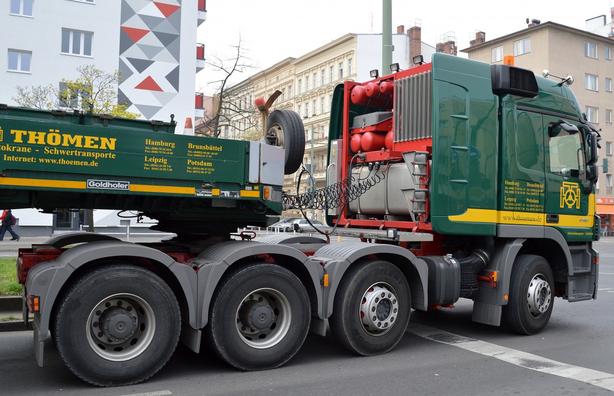 Bei diesen modernen Schwerlastzugmaschinen wirken die Schwerlasttürme bei weitem nicht mehr so gewaltig wie bei früheren Modellen, die Seitenansicht einer MB ACTROS V8 4160 Zugmaschine von THÖMEN am 06.04.14 Berlin-Yorkstr.