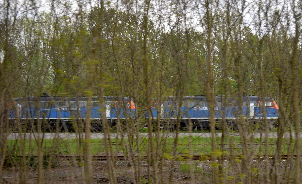 Bei einem Baustoffhändler in der Nähe von Teltow auf Nebengleisen stand eine Doppeltraktion 225ér der nordbayerischen NBE Rail GmbH, leider aus dem Fenster durchs Dickicht einer Regionalbahn nur als Belegbild. Es handelt sich um 225 006-6 und dahinter 225 002-5 vor einem Ganzzug offener Güterwagen. Leider habe ich sie mit Kamera bei Durchfahrten in Berlin nocht nicht erwischt, 24.04.14
