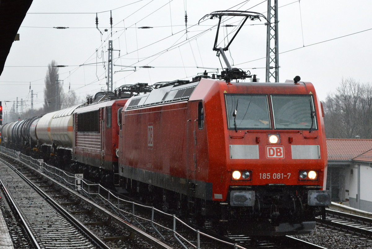 Bei starkem Regen kam 185 081-7 mit 155 206-6 und kurzem gemischten Kesselwagenzug am 23.02.17 Berlin-Karow Richtung Oranienburg.