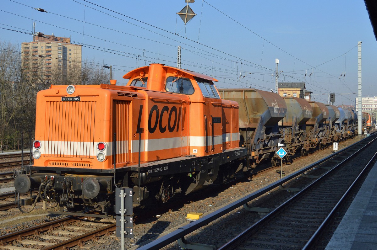 Bei den vielen Gleisbauarbeiten in und um Berlin herum darf die Fa. LOCON nicht fehlen, seit einigen Tagen im Dauereinsatz mit Schotterwagen die LOCON 205 (212 263-8) und am anderen Ende LOCON 207 (212 358-6) am 20.03.15 Berlin Greifswalder Str.