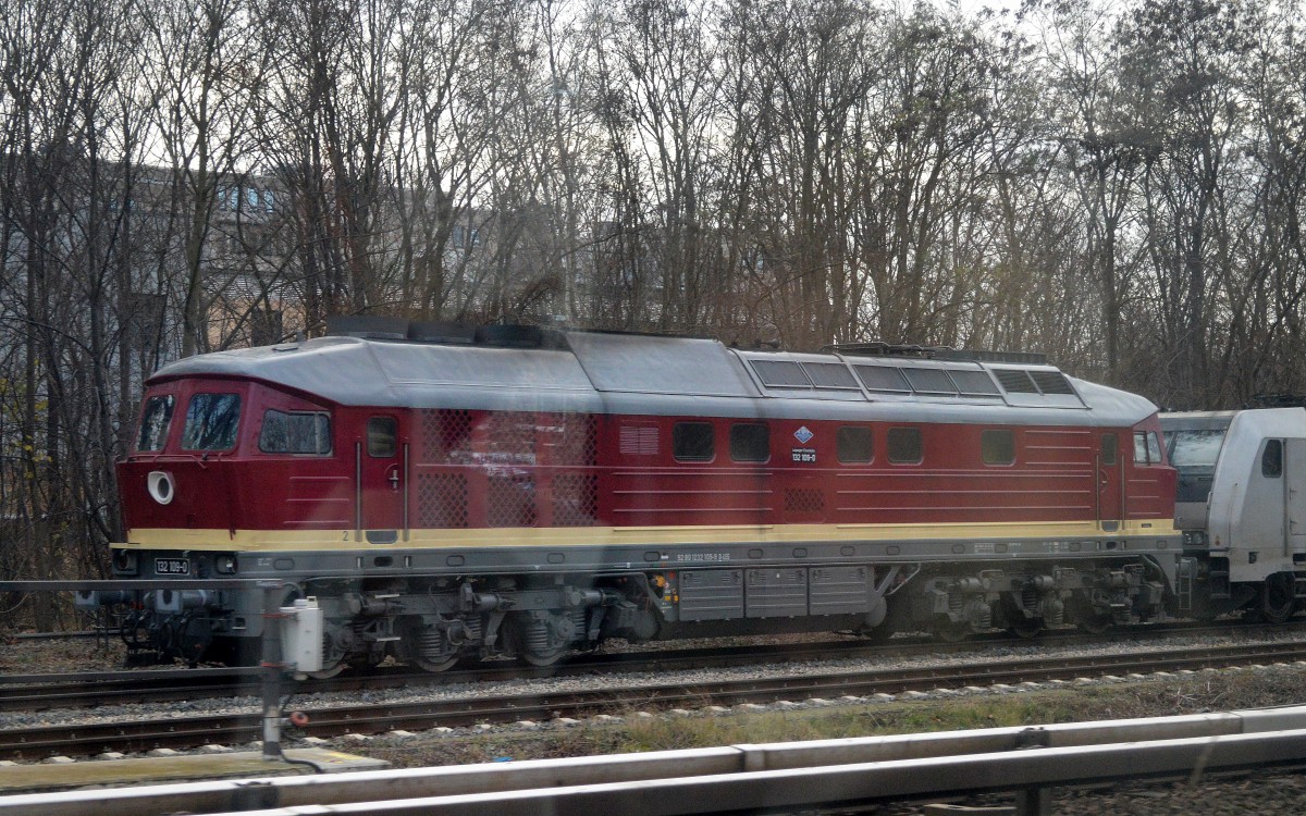 Belegbild am 01.12.15 durchs S-Bahnfenster, LEG 132 109-0 (232 109-9) seit April 2015 bei den Leipzigern mit Railpool Mietlok 185 674-9 am Haken abgestellt Berlin Hermannstr. 