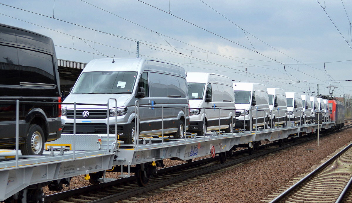 Belgische Drehgestell-Flachwagen der Fa. BLG AUTORAIL für Fahrzeug-Transporte der Wagengattung Laadgrs beladen mit fabrikneuen VW Crafter Transportern aus polnischer Produktion gezogen von 482 036-1 (für HSL tätig) am 29.03.17 Bf. Flughafen Berlin-Schönefeld.