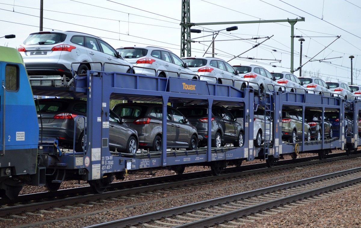 Belgische PKW-Transportwageneinheit vom Einsteller TOUAX mit der Nr. 23 TEN-RIV 88 B-TOUAX 4371 403-7 Laaers beladen mit fabrikneuen FORD Focus am 11.04.14 Bhf. Flughafen Berlin-Sch�nefeld.