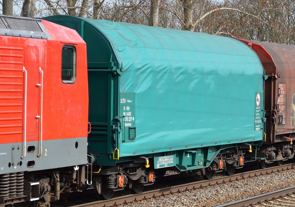Belgischer Drehgestell-Flachwagen für Coiltransporte mit Schiebeplane (völlig unbemalt) vom Einsteller B-LOGISTICS mit der Nr. 31 RIV 88 B-BLX 4670 227-8 Shimmns am 31.03.17 Mühlenbeck bei Berlin.